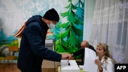Glasanje na biračkom mestu u Sofiji 21. novembra 2021.