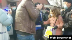 Шыңжаңдағы туыстарын қайтаруды талап еткен адамдарды полиция ұстап жатыр. Алматы, 4 желтоқсан 2021 жыл. Скриншот.