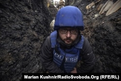 Фотокореспондент Радіо Свобода Сергій Нужненко в окопі біля селища Південне, що під Торецьком на Донеччині, квітень 2022 року. В цей час військові РФ вели вогонь з міномета з боку окупованої Горлівки
