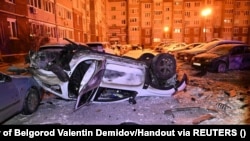 Oštećeni automobili u dvorištu stambene zgrade nakon, kako lokalne vlasti kažu, ukrajinskog napada u gradu Belgorodu, 5. januar 2023.