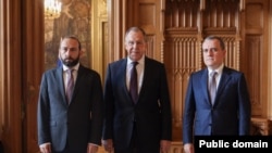 Слева направо: министры иностранных дел Армении, России и Азербайджана - Арарат Мирзоян, Сергей Лавров и Джейхун Байрамов, Москва, 25 июля 2023 ш. 