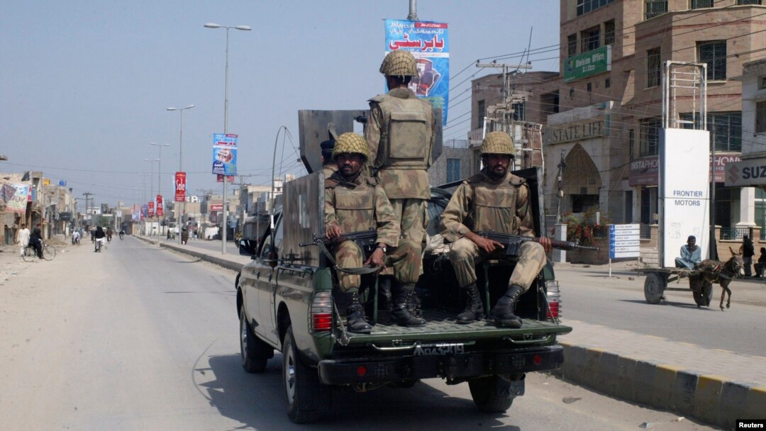 د خيبر پښتونخوا په ډېره اسماعيل خان کې پوځيان ګزمه کوي ـ انځور له ارشيفه 