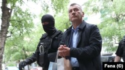 Policija privodi Ibrahima Hadžibajrića, načelnika Opštine Stari Grad 10. maja u Sarajevu. 