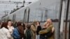 Вокзал Краматорська за 5 хвилин до відправлення потяга. Українські військові прощаються після зустрічі з близькими
