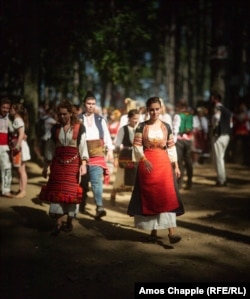Adamlar festiwala barýarlar.