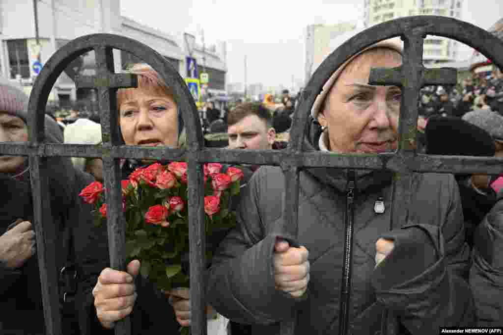 Очередь из желающих проститься с Алексеем Навальным растянулась на два километра. На пути от метро «Марьино» до храма и кладбища, по которому направлялась процессия людей, пришедших проститься с Навальным, силовики установили коридор из металлических ограждений. Ограждения также стояли вдоль тротуаров на Братеевском мосту, на обоих берегах Москвы-реки работали силовики, которые проверяли документы и личные вещи прохожих.