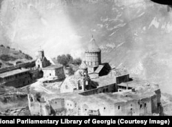 Ermenistandaky Tatew monastyry. Surat takmynan 1880-nji ýylda düşürilipdir. Şondan bäri binagärlik ýadygärligi üýtgedildi. Suratyň merkezinde görünýän jaň diňi aýrylypdyr.