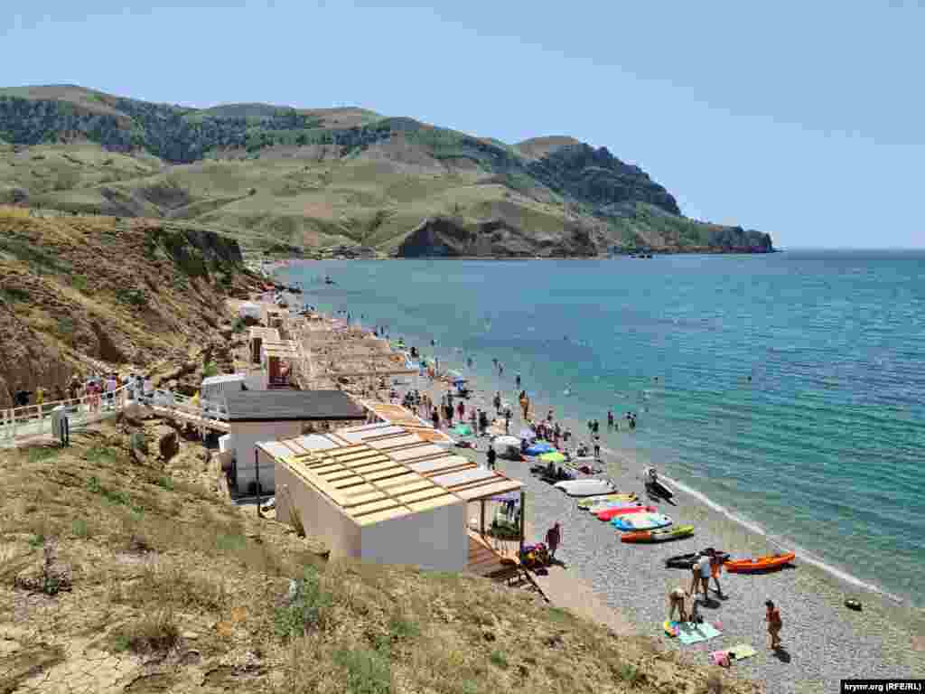 «Культурная» часть пляжа «Меганом» в прифронтовом Крыму