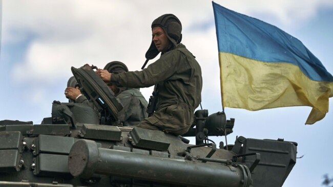 Українські бійці на танку біля Бахмуту, 12 травня 2023 року