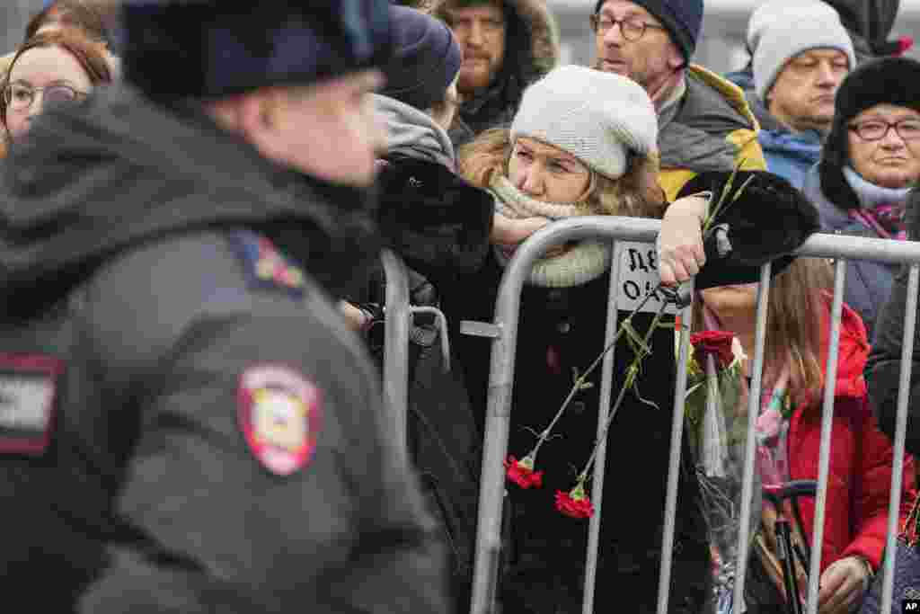 Власти ограничили интернет-связь в районе храма, где проходило отпевание Навального. Так же происходило во время протестов 2019 года. В храме, где отпевали Алексея Навального, сотрудники ритуальной службы поспешно закрыли гроб, не дав проститься всем желающим.
