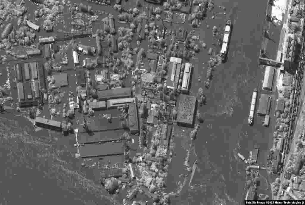 На снимках, сделанных 15 мая и 6 июня – портовые сооружения и промышленная зона Херсона