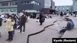 Pukotine na asfaltu uzrokovane zemljotresom, Wajima, prefektura Ishikawa, Japan 1. januara 2024.