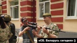 Дзеці з акупаванага Расеяй Данбасу наведваюць брыгаду спэцназу ўнутраных войскаў (в/ч 3214) у Менску. Архіўнае фота газэты «СБ. Беларусь сегодня»