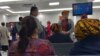 Aşgabat halkara aeroportundaky zallaryň birinde garaşýan ýolagçylar (Illýustrasiýa suraty)