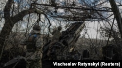 Військові 55-ї окремої артилерійської бригади готують гаубицю М777 для вогню по російських позиціях поблизу Мар’їнки, 26 грудня 2023 року