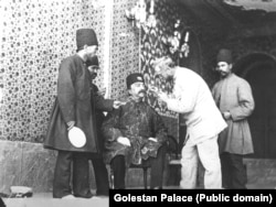 Diş lukmany Nasyr ed-din Şanyň dişine seredýär.