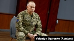 «Ми не можемо дозволити собі такого ставлення як у російських воєначальників, де вони проводять практику «м’ясних штурмів». Я краще залишу, можливо, якусь позицію, але не допущу загибелі усього особового складу» – сказав Олександр Сирський 