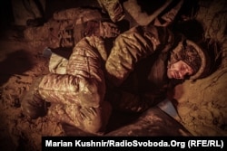 Бойцы 108-го отдельного горно-штурмового батальона Вооруженных сил Украины отдыхают в землянке возле села Синьковка Харьковской области, январь 2024-го