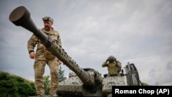 Українські військові на своїх позиціях поблизу Бахмута, 25 червня 2023 року