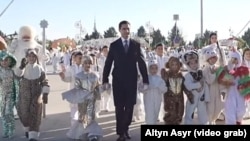 Prezident Serdar Berdimuhamedowyň gatnaşmagynda Türkmenistanyň baş arça agajynyň öňündäki Täze ýyl dabarasy. Aşgabat, 2023-nji ýylyň 28-nji dekabry. (Döwlet telewideniýesiniň gepleşiginden alnan pursat)