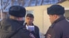 "Эми өзбектерди желмогуз кылып көрсөтөт". Генералдын өлүмүнөн кийин мигранттарга кысым күчөйбү?