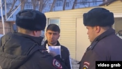 После теракта в Москве российская полиция провела массовые рейды против мигрантов.