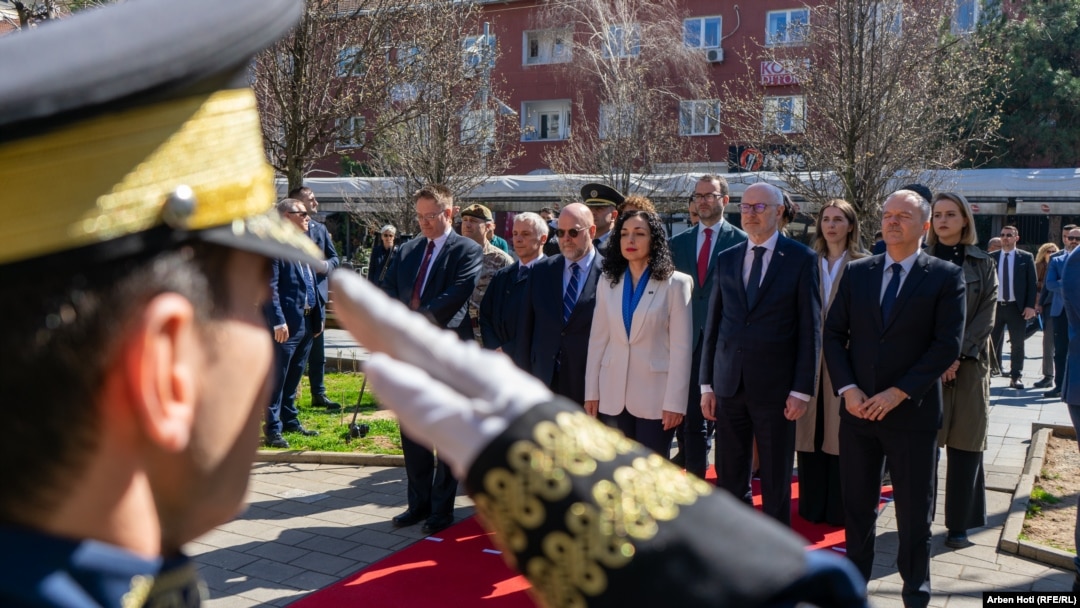 Predsjednica Kosova Vjosa Osmani i američki ambasador na Kosovu Jeffrey Hovenier, tokom odavanja počasti poginulin NATO vojnicima na Kosovu, 24.mart 2023.godine 