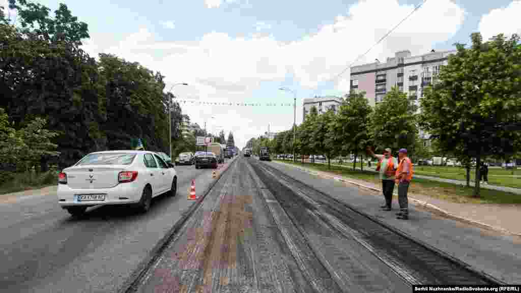 Адна з цэнтральных вуліц горада 1 сакавіка 2022 года і новая шаша ў траўні 2023 года (справа). Акупацыя Бучы на пачатку поўнамаштабнага ўварваньня доўжылася 28 дзён — з 3 па 31 сакавіка 2022 года