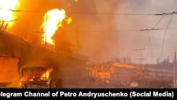 Щодо фото тролейбусом, який згорів через пожежу після удару по ДніпроГЕС, то в «Укргідроенерго» запевнили, що працівників станції у тролейбусі не було