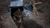 Украинский пехотинец 57-й отдельной мотопехотной бригады сидит в окопе на востоке Украины