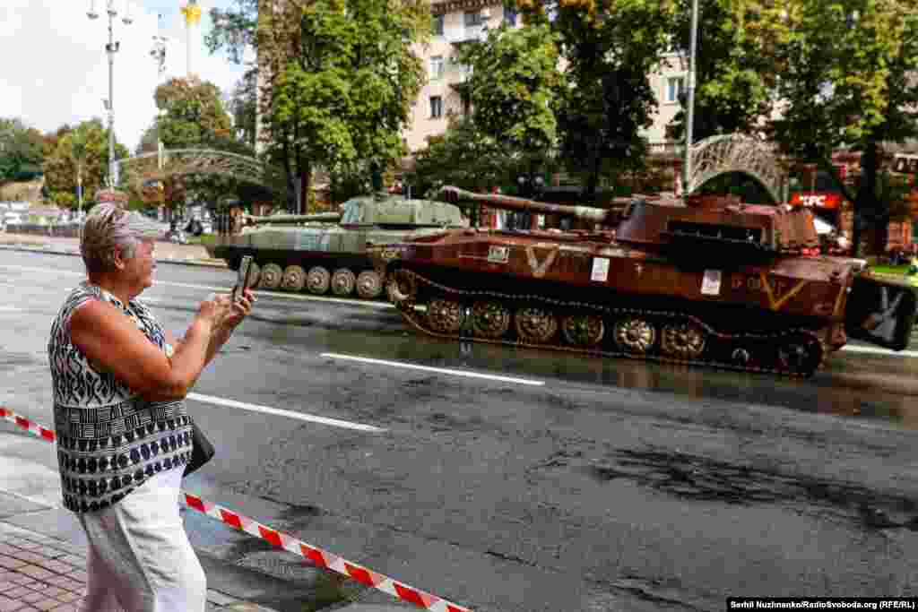 Перехожі на Хрещатику фотографують російську техніку, знищену в боях Силами оборони України.&nbsp; Київ, 21 серпня 2023 року