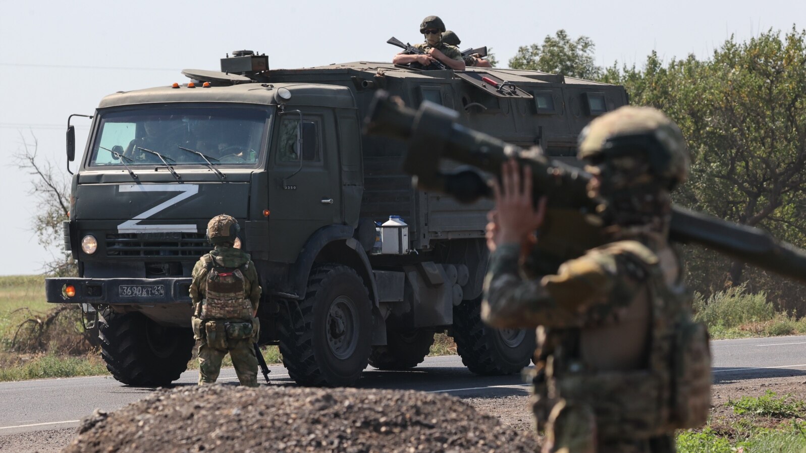 Фото російського інформагенства ТАСС. Російські військовослужбовці супроводжують переміщення військової колонни на окупованій території Запорізької області України 