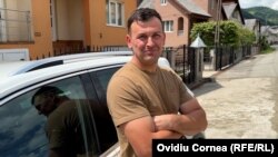 Aurel este unul din cei foarte mulți tineri care au plecat în străinătate, imediat după 2000. Este în prezent curier în Austria și revine ocazional în satul natal.