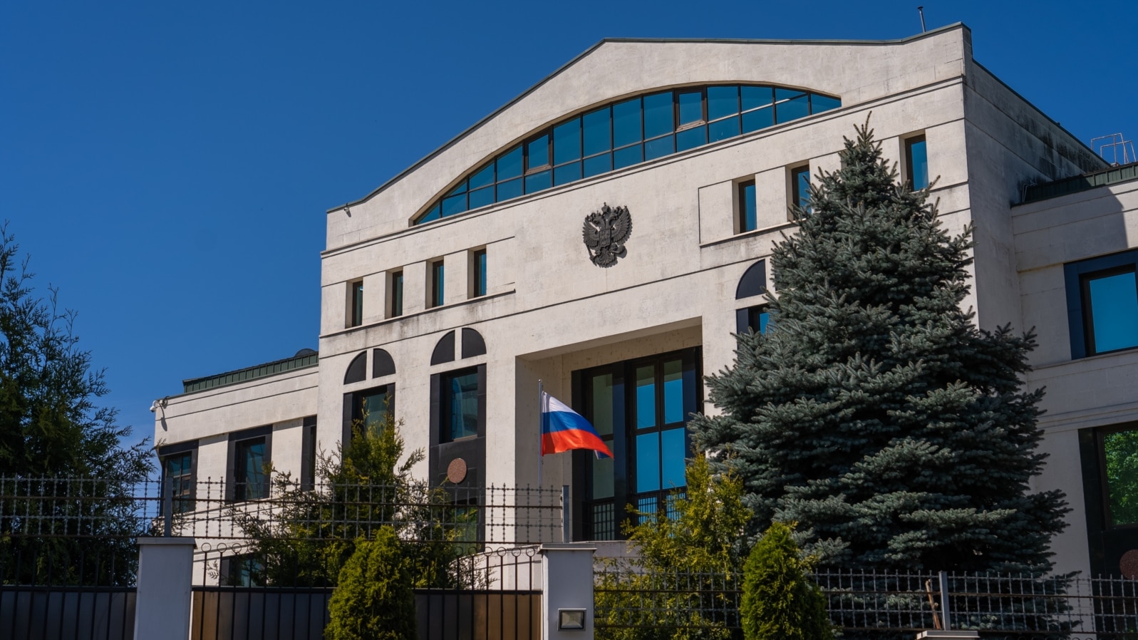 Після обшуків у парламенті Молдова висилає співробітника посольства РФ