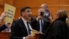 Confruntarea dintre George Simion (AUR) și Diana Șoșoacă (SOS) a pornit odată cu eliminarea senatoarei din AUR și recentele informații răspândite de Simion – despre care Șoșoacă spune că sunt false – potrivit cărora cei doi ar fi bătut palma în secret la Viena.
