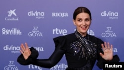Жулиет Бинош позира на червения килим на церемонията по награждаването на наградите Гоя на Испанската филмова Академия в Севиля, Испания, 11 февруари 2023 г.