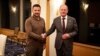 Президент України Володимир Зеленський і канцлер Німеччини Олаф Шольц (праворуч) під час зустрічі в кулуарах саміту «Групи семи». Хіросіма, Японія, 20 травня 2023 року 