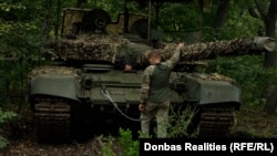Український боєць біля трофейногоросійського танку T-72B3