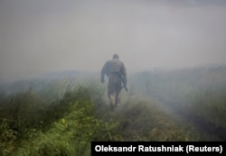Український військовий йде поблизу звільненого Нескучного, 13 червня 2023 року