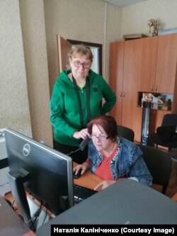 8 травня, після скинутих на Білопілля 7 КАБів, випускаємо газету. Єдине джерело звʼязку – стаціонарний телефон. По ньому і вичитували газетні сторінки. Мобільного звʼязку немає.