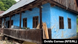 În curtea gospodăriei celor doi soți e și una din puținele case tradiționale păstrate în forma inițială. Deși promovată de Primărie, pentru pitorescul ei, a fost lăsată să se degradeze. Peste șindrila care s-a copt, oamenii au pus tablă,