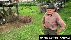 Pantilimon Găvriloaie (71 de ani) e pasionat dintotdeauna de creșterea animalelor. „Tinerilor nu le mai place asta acum, ba că miroase, ba că se murdăresc: Ce, carnea, cașul când le mănânci, mai miros? Nu sunt foarte bune?”, se întreabă bărbatul.