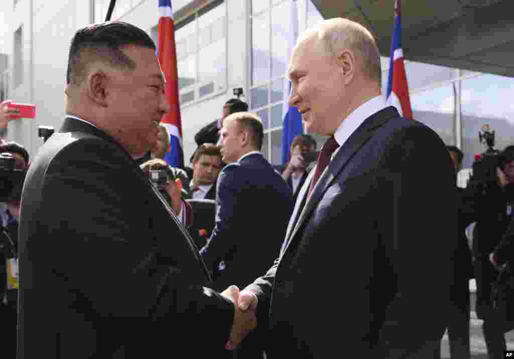 Кім і Путін потискають один одному руки під час зустрічі 13 вересня 2023 року. Путін практично підтвердив, що прагне укласти угоду про постачання зброї з Північною Кореєю, відповідаючи на запитання про співпрацю у військовій сфері: «Ми обговоримо всі питання без поспіху. Є час». 12 вересня речник Кремля Дмитро Пєсков заявив, що «звісно, як сусіди, наші країни співпрацюють у певних чутливих сферах, які не повинні публічно розкриватися чи оголошуватися»