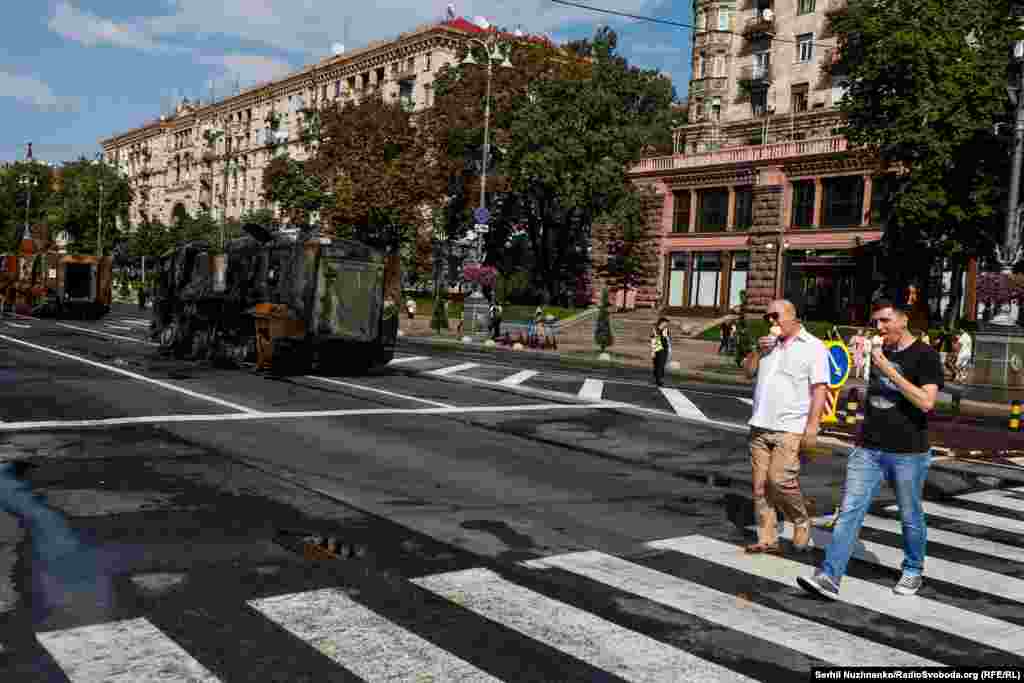 Досі підбиту російську техніку можна було побачити на площі біля Михайлівського собору у Києві. Тепер, розставлена брухтом, на Хрещатику, ця знищена військова техніка країни-агресора символізує провал планів Путіна на блискавичне захоплення України
