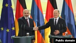 Канцлер Германии Олаф Шольц (справа) и премьер-министр Армении Никол Пашинян. Берлин, 2 марта 2023 г.