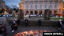 Svijeće i odavanje počasti žrtvama ispred Filozofskog fakulteta u Pragu, 24. decembra 2023. 