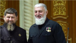 Нохчийчоьнан куьйгалхо Кадыров Рамзан а, пачхьалкхан думин Нохчийчуьра депутат Делимханов Адам а. Кадыровн официалерчу телеграм-каналера видеон скриншот