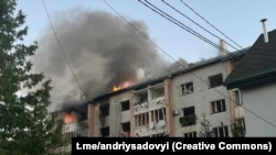 Андрій Садовий заявив про евакуацію людей із будинку, в якому через ракетну атаку почалася пожежа