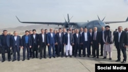 د ازیکستان پلاوی او طالب چارواکي- تصویر د طالبانو د صنعت او سوداګرۍ وزارت له اېکس پاڼې څخه
