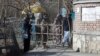 2022-nji ýylyň dekabry. Kabul uniwersitetiniň derwezesiniň alnynda duran talyp gyz. Geçen ýylyň güýzünde "Talyban" gyzlara ýokary okuw jaýlarynda okamagy gadagan etdi.
